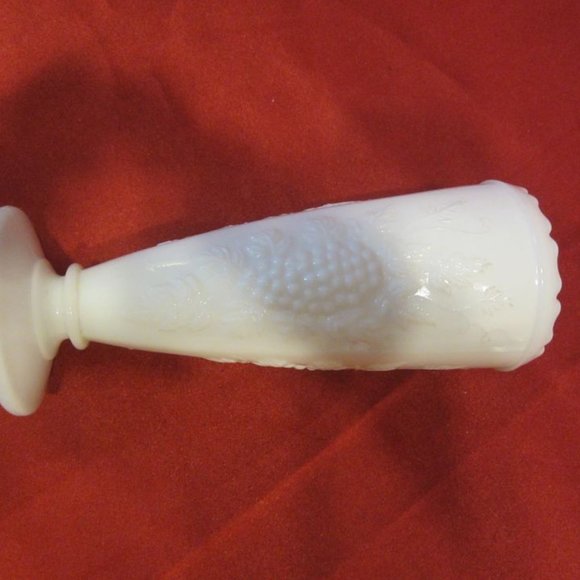 VTG 50'S MILK GLASS MOLDED VASE W/GRAPE DESIGN & LEAVES, FOOTED - Picture 5 of 6